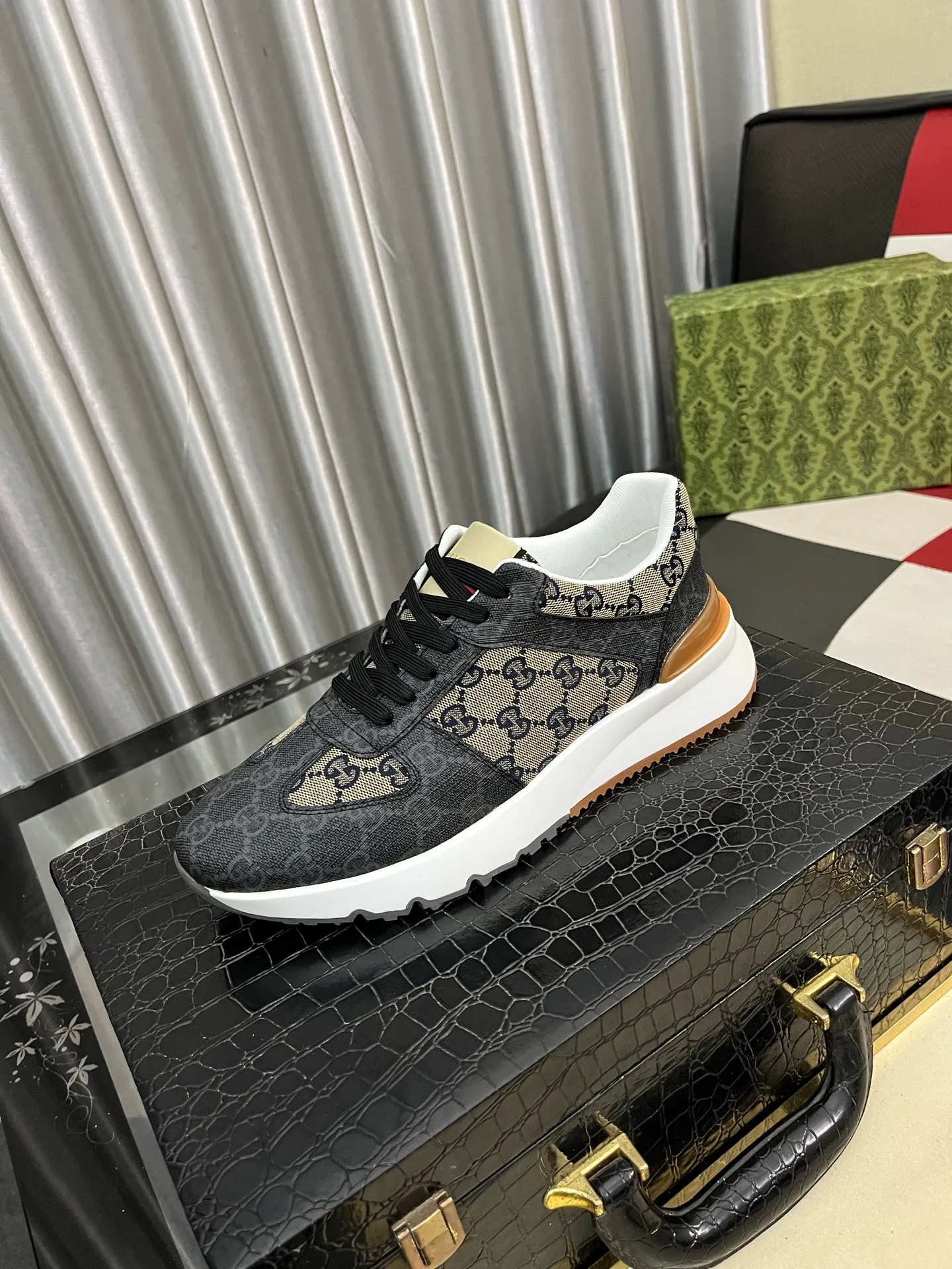 Men's shoes 💰438⌚️⌚️Gucci •Gucci original quality.~ Unique modern style sneakers. 🏃A must-have casual shoe for trendy men😍😍 Original brand imported from Italy, imported original leather, sheep lining (refuses to discolor and grind feet) Sole: Original sole provided by the original factory, French lazy style design ⚠️Fit to the feet, original quality, super comfortable original sole. Just like shooting the real thing 🎬The real thing is better, code number: 38-443️⃣colors available